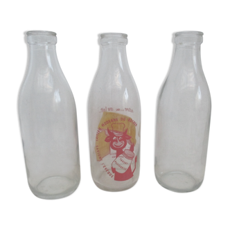 Trois anciennes bouteilles a lait en verre vintage