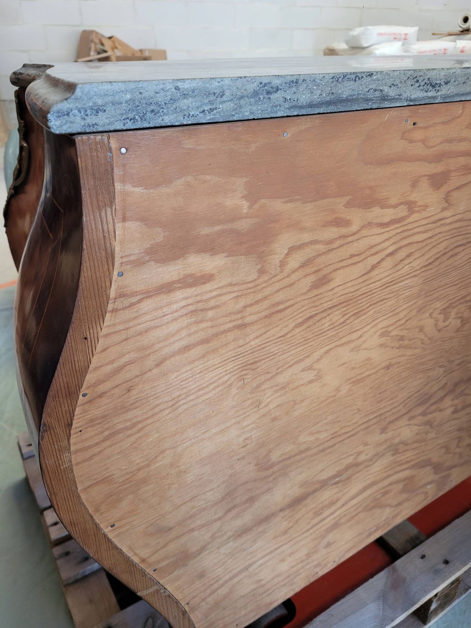 Domed chest of drawers in green marble brass marquetry from Germany