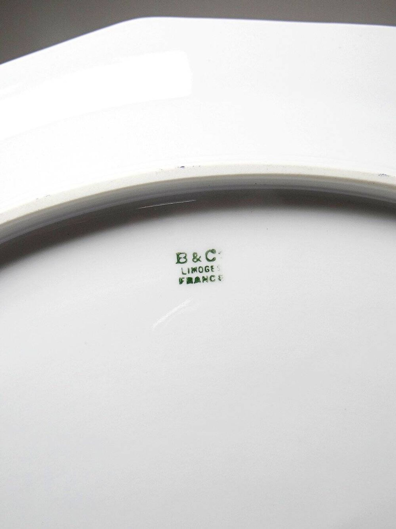 Service plate Bernardaud Limoges porcelain with floral decoration from the 1920s to 1950s.