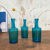 Lot de 3 fioles en verre bleu