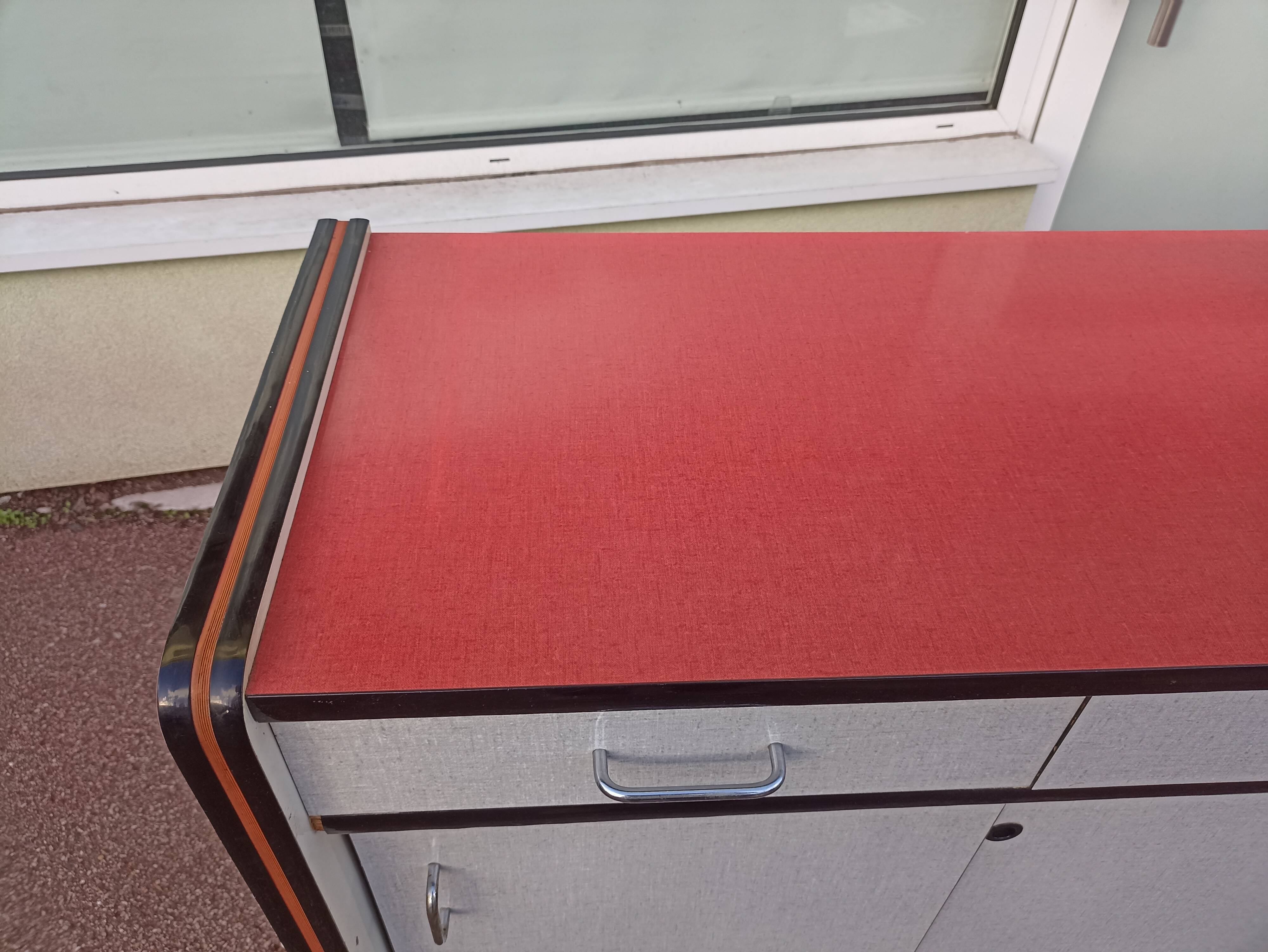 Buffet formica rouge blanc gris - année 1960