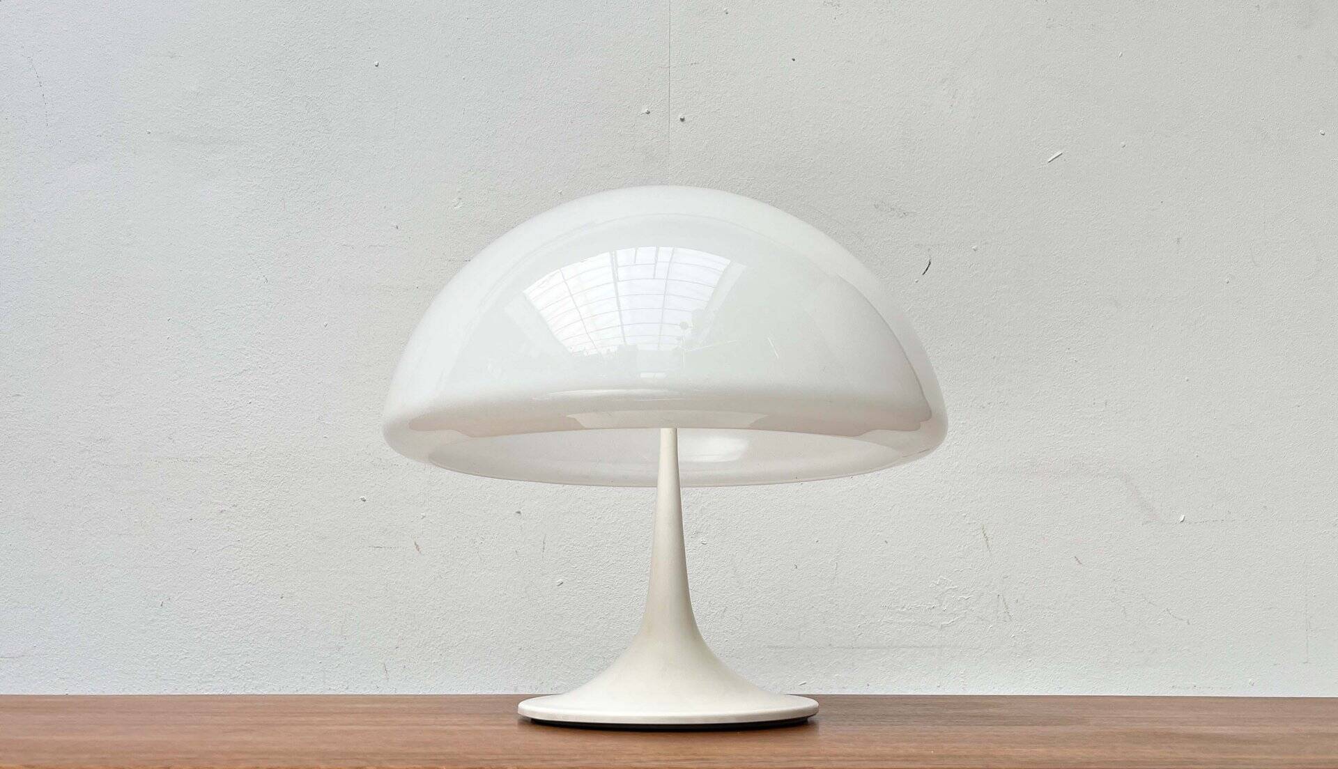 Lampe de table italienne de style mid-century moderne de l'ère spatiale par Luigi Massoni pour Guzzini, années 1960.