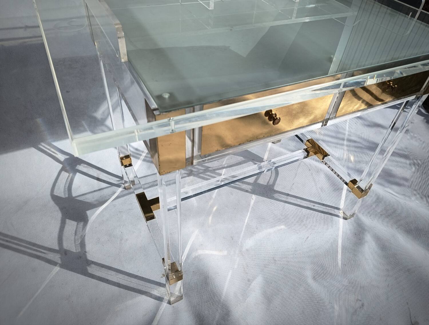 Bureau en verre acrylique et laiton par Charles Hollis Jones