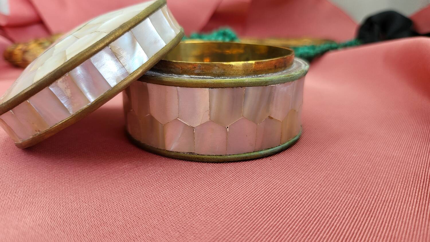 Boîte ancienne ronde en laiton et nacre à décor géométrique