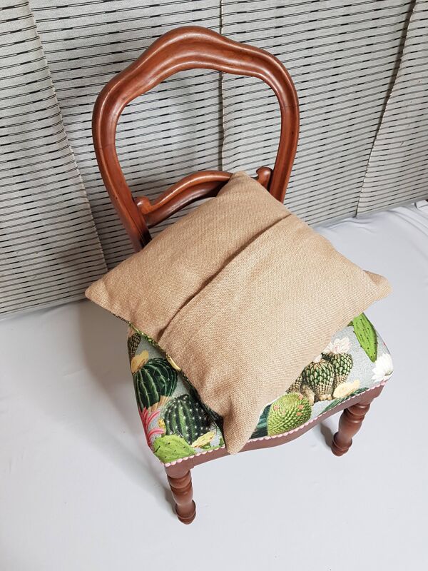 Ancienne chaise médaillon revisitée aux motifs de cactus