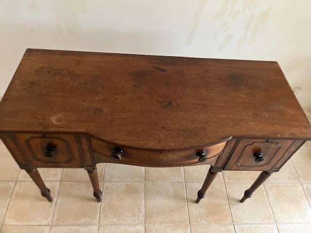 George III curved buffet in cherry wood, late 18th century.