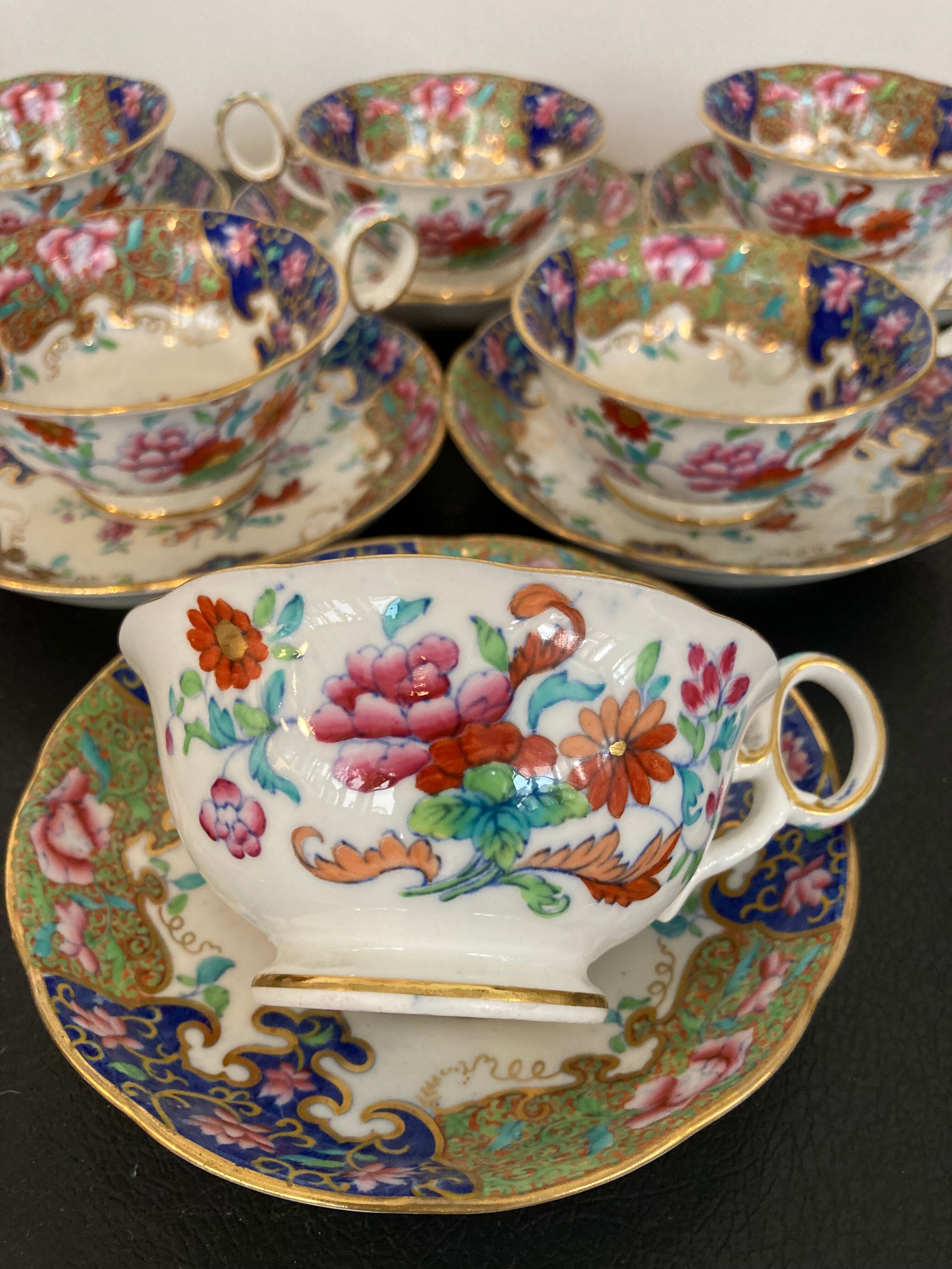 Ensemble 6 tasses et ss tasses porcelaine anglaise milieu XIXeme