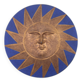 Relief mural signé en céramique, soleil avec visage bleu et doré, années 90