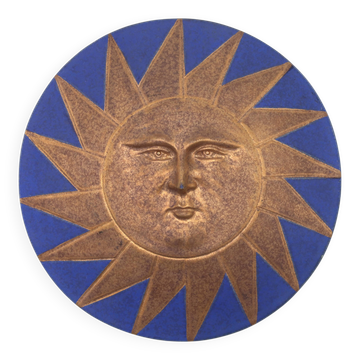 Relief mural signé en céramique, soleil avec visage bleu et doré, années 90