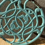 Dessous de plat ancien en fonte émaillée  bleu verte ciselure oiseaux format rond
