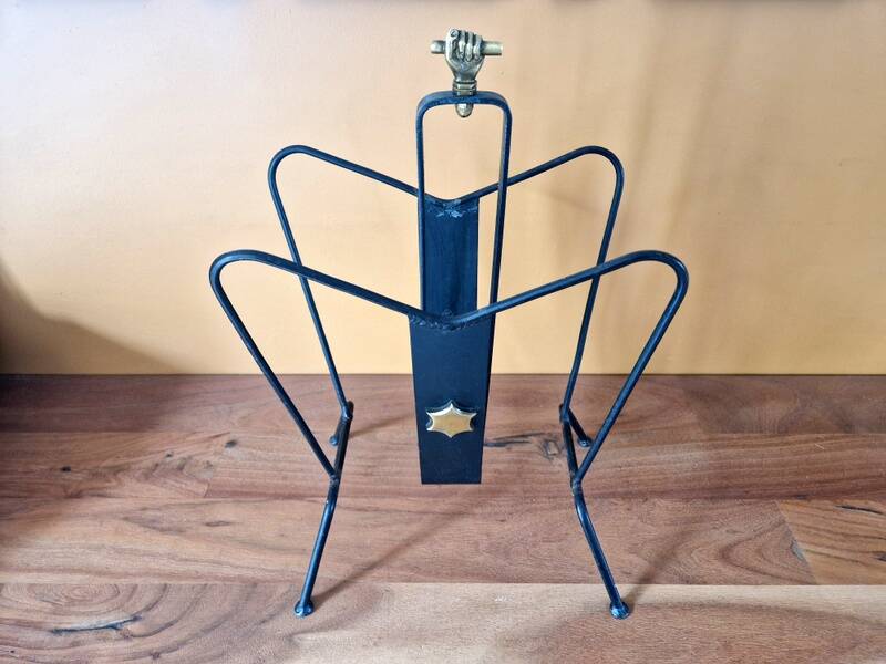 Jacques Adnet (1900-1984) - Black lacquered metal and brass magazine rack