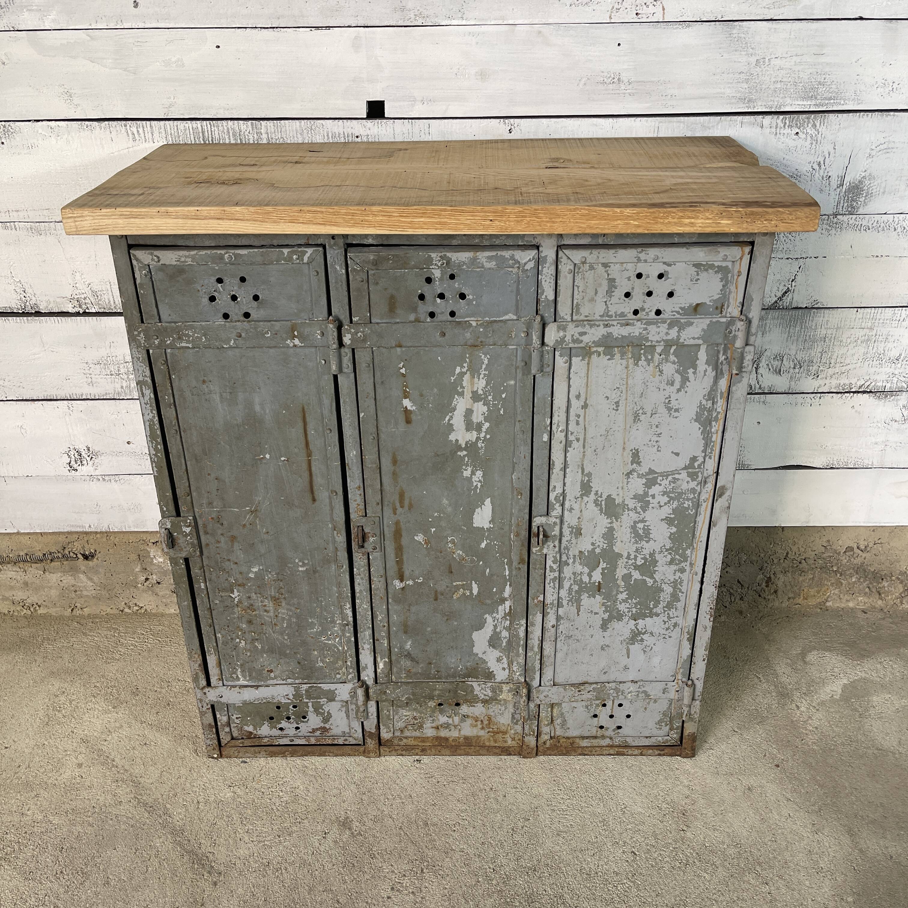 Buffet cloakroom 3 doors