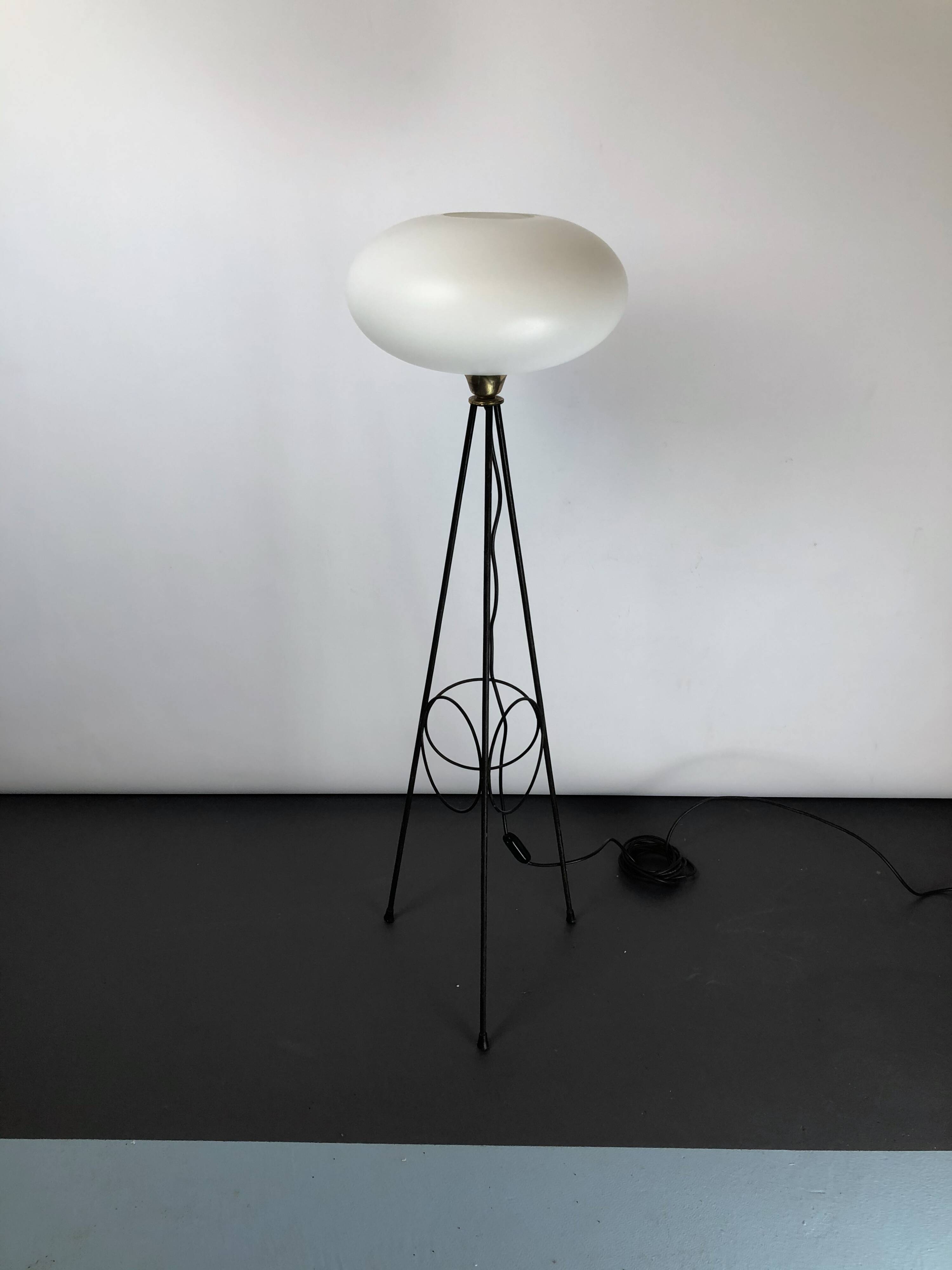 Lampadaire Stilnovo laque et triplex opaline des années 50