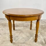 Round table in solid wood