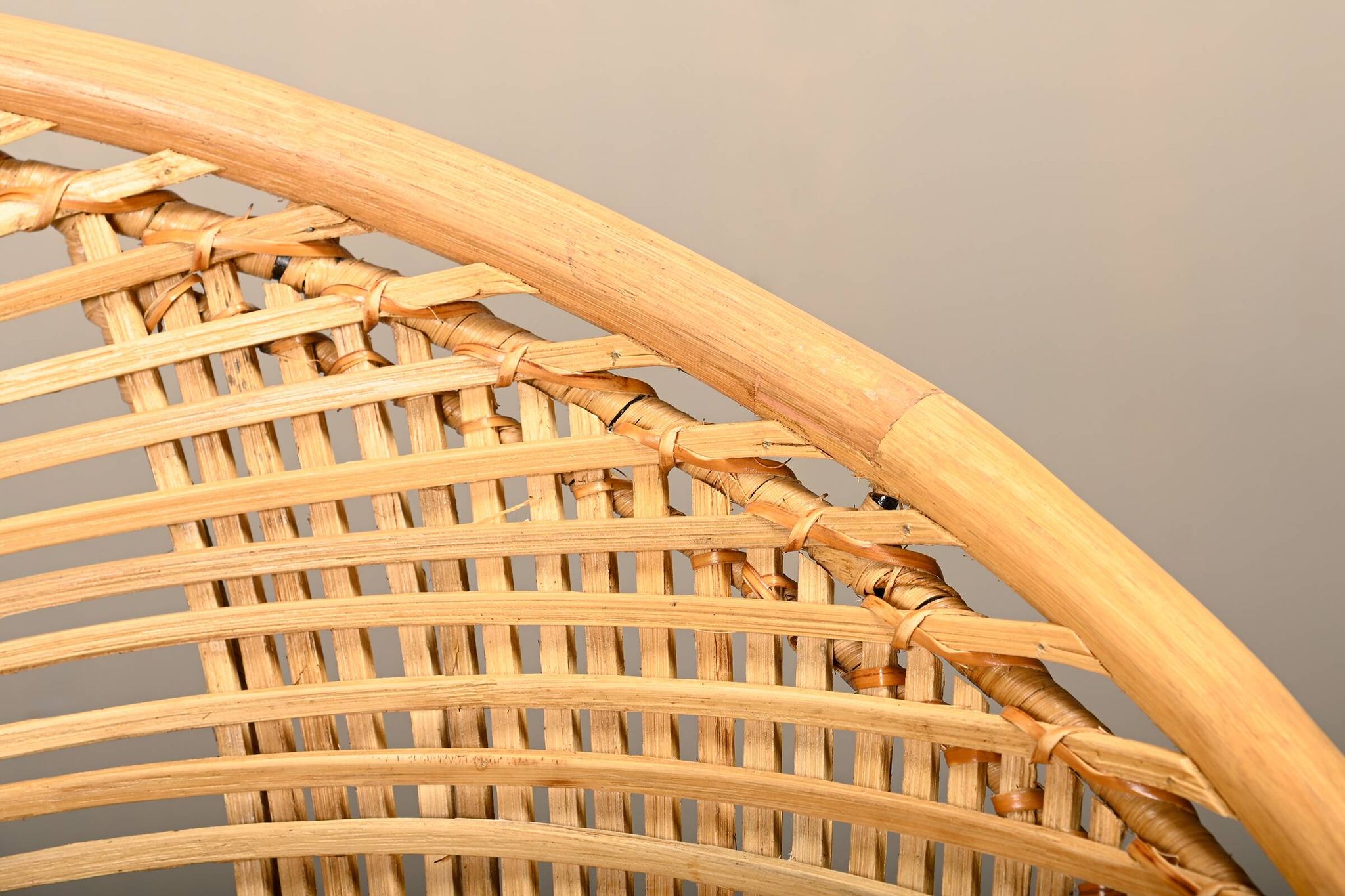 Fauteuil corbeille en rotin et métal noir