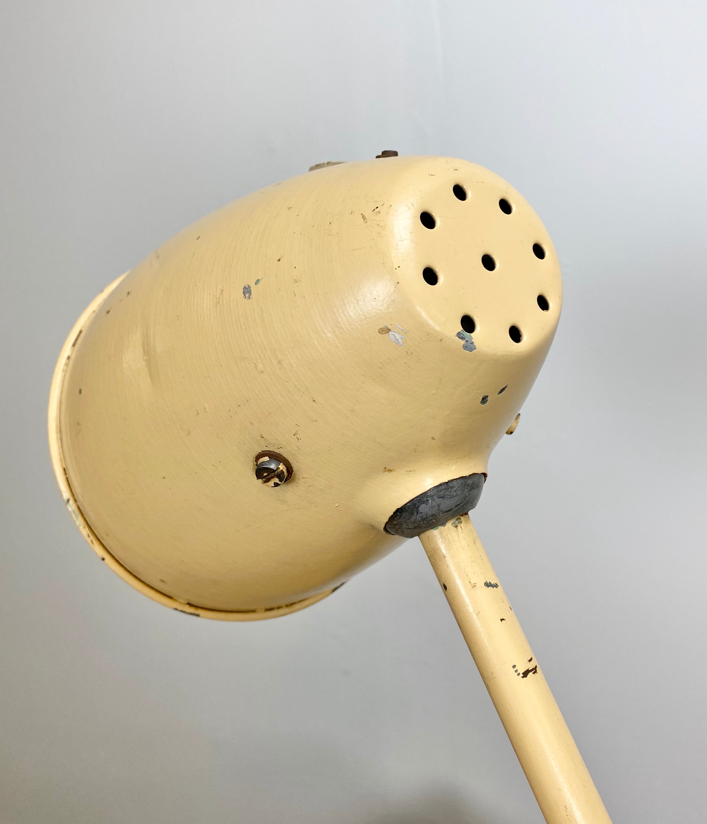 Lampe de table industrielle beige du milieu du siècle, années 1960