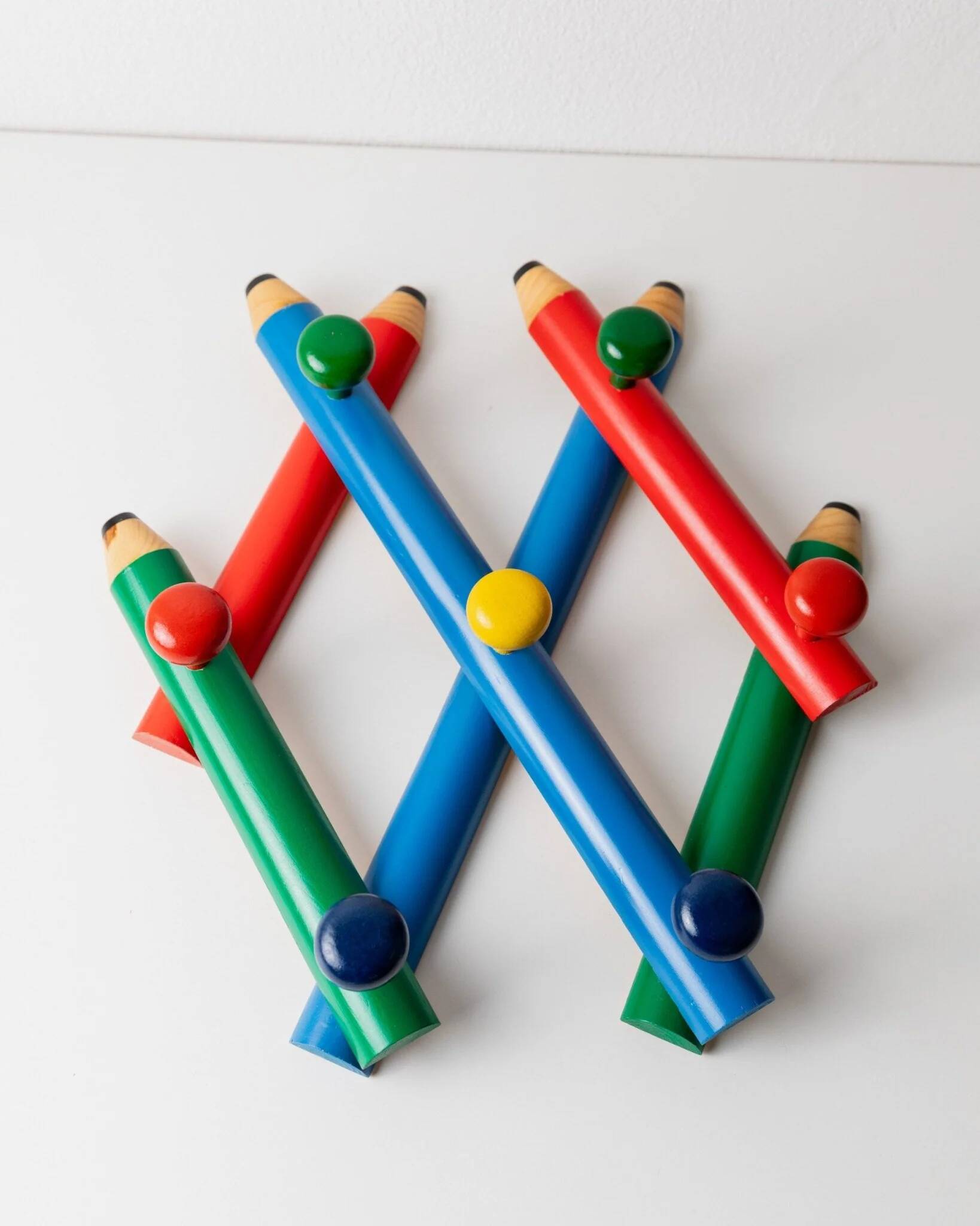 Vintage coat rack from the 1980s in the style of Pierre Sala, Memphis style, pencil pattern, extendable, 7 hooks.
