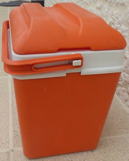 Glaciere vintage de couleur orange avec poignet  de marque EDA