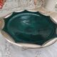 Plat rond creux oriental en céramique vert profond et métal couleur argent