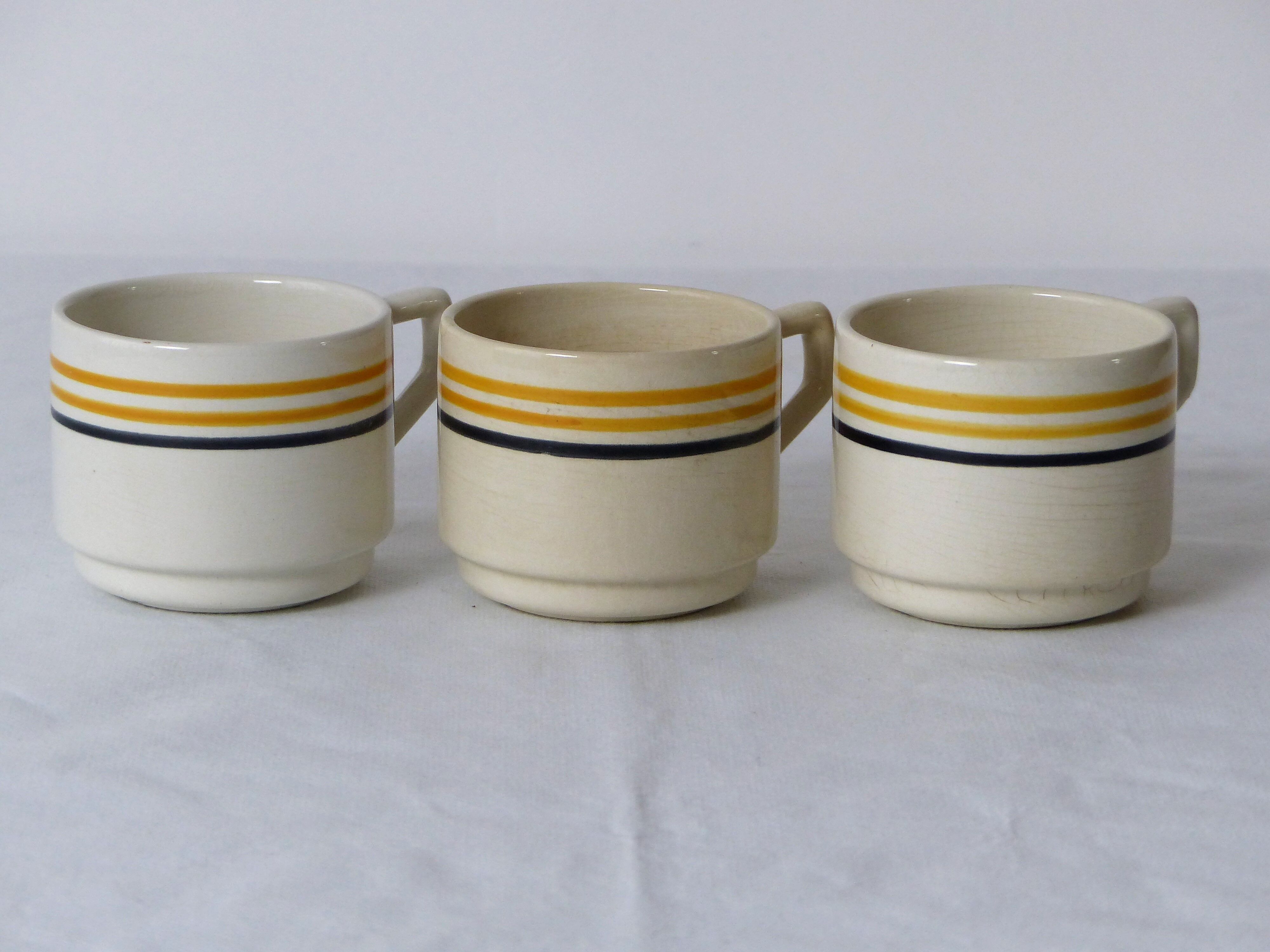 Set of 3 cups made of earthenware