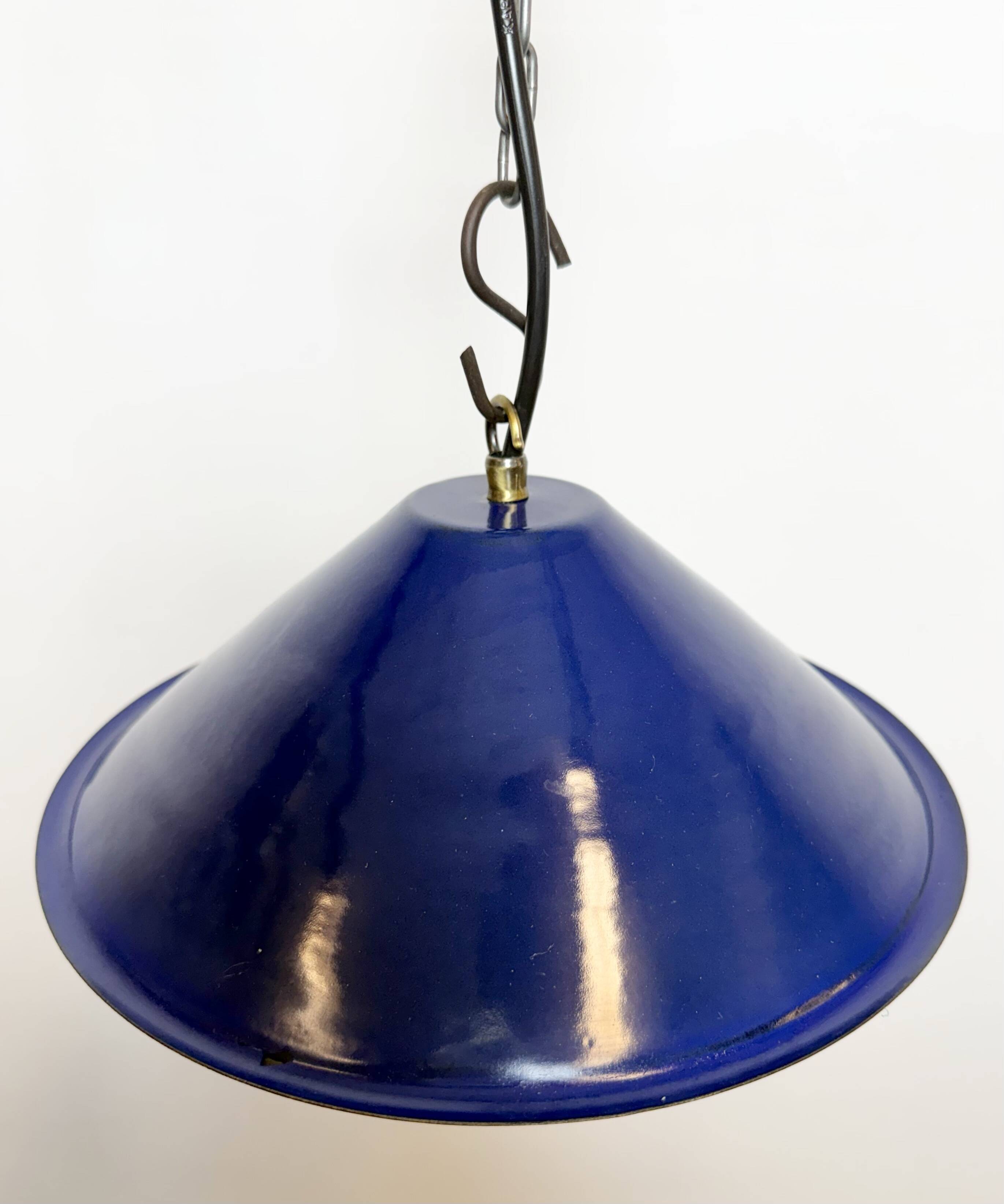 Lampe suspendue industrielle en émail bleu britannique, années 1950