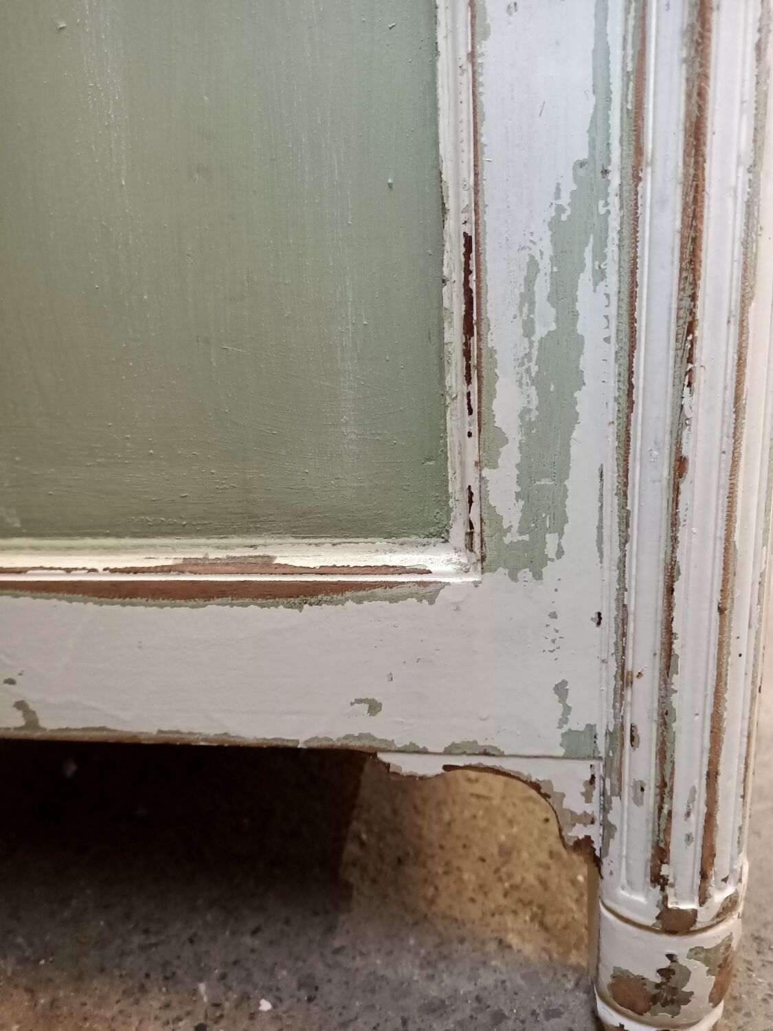 Patinated buffet service