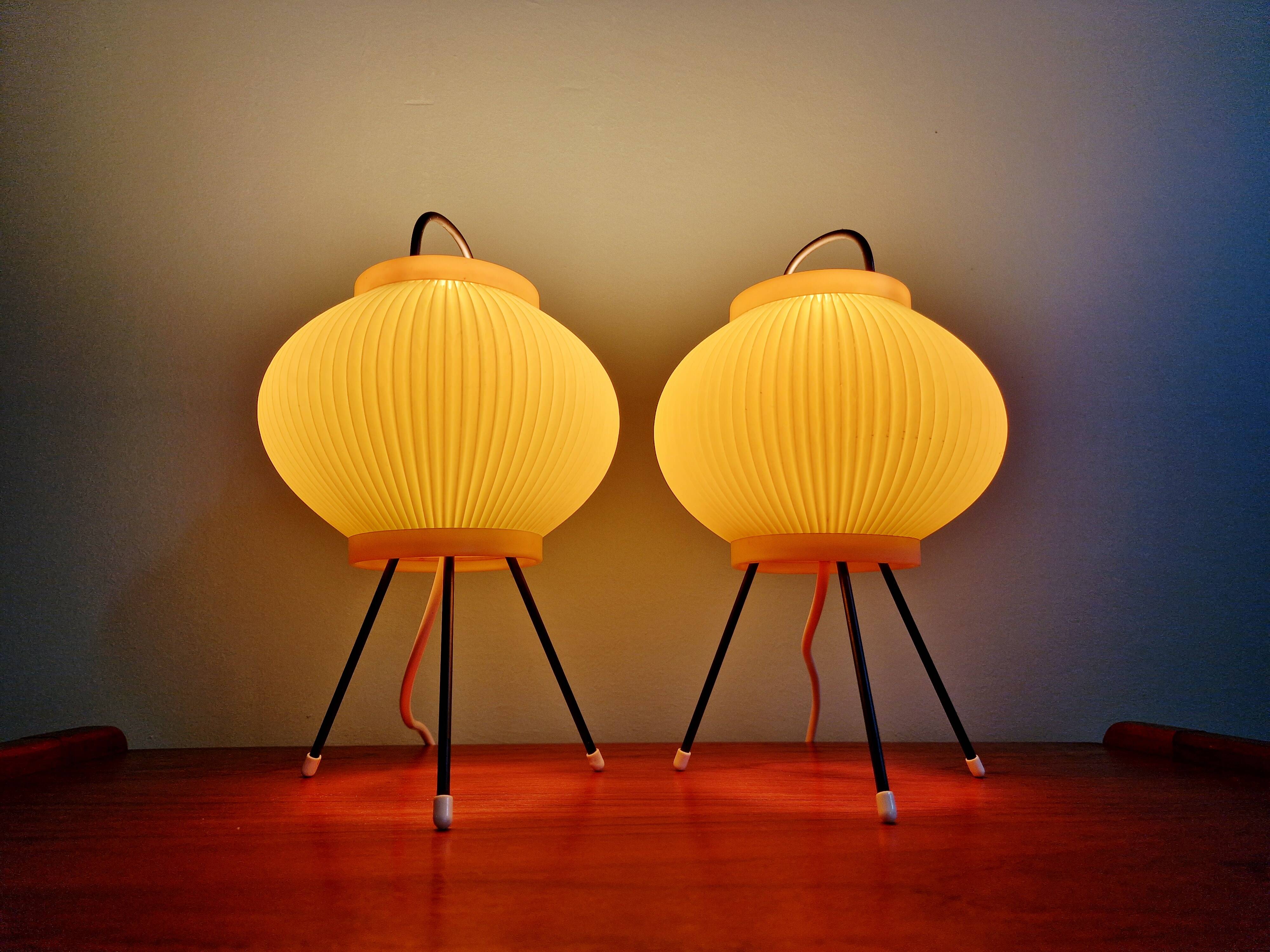 Paire de lampes tripode en celluloïd plissé vert pâle, 1960