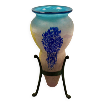 Vase en pâte de verre piétement bronze