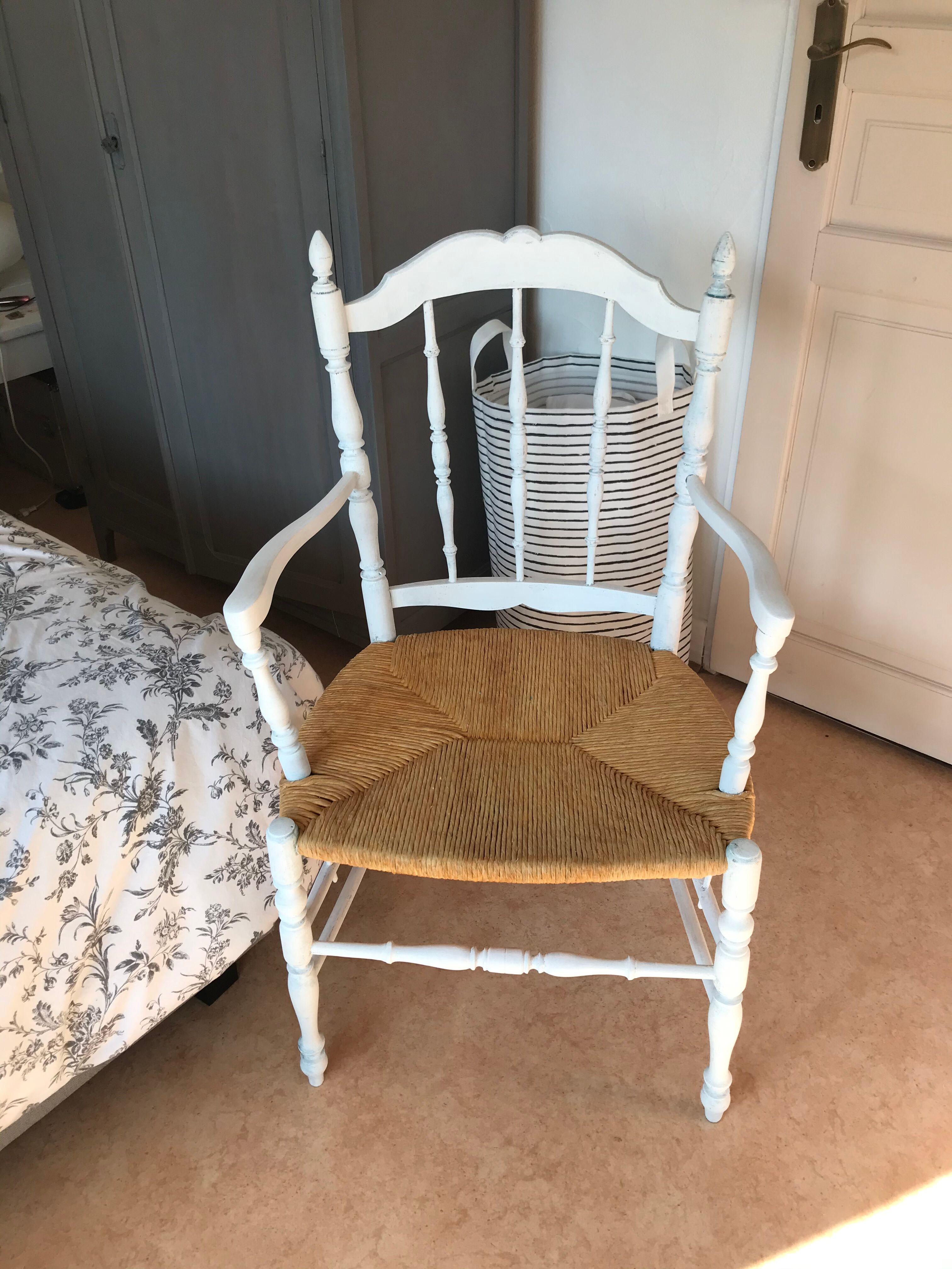 Fauteuil blanc assise paillée
