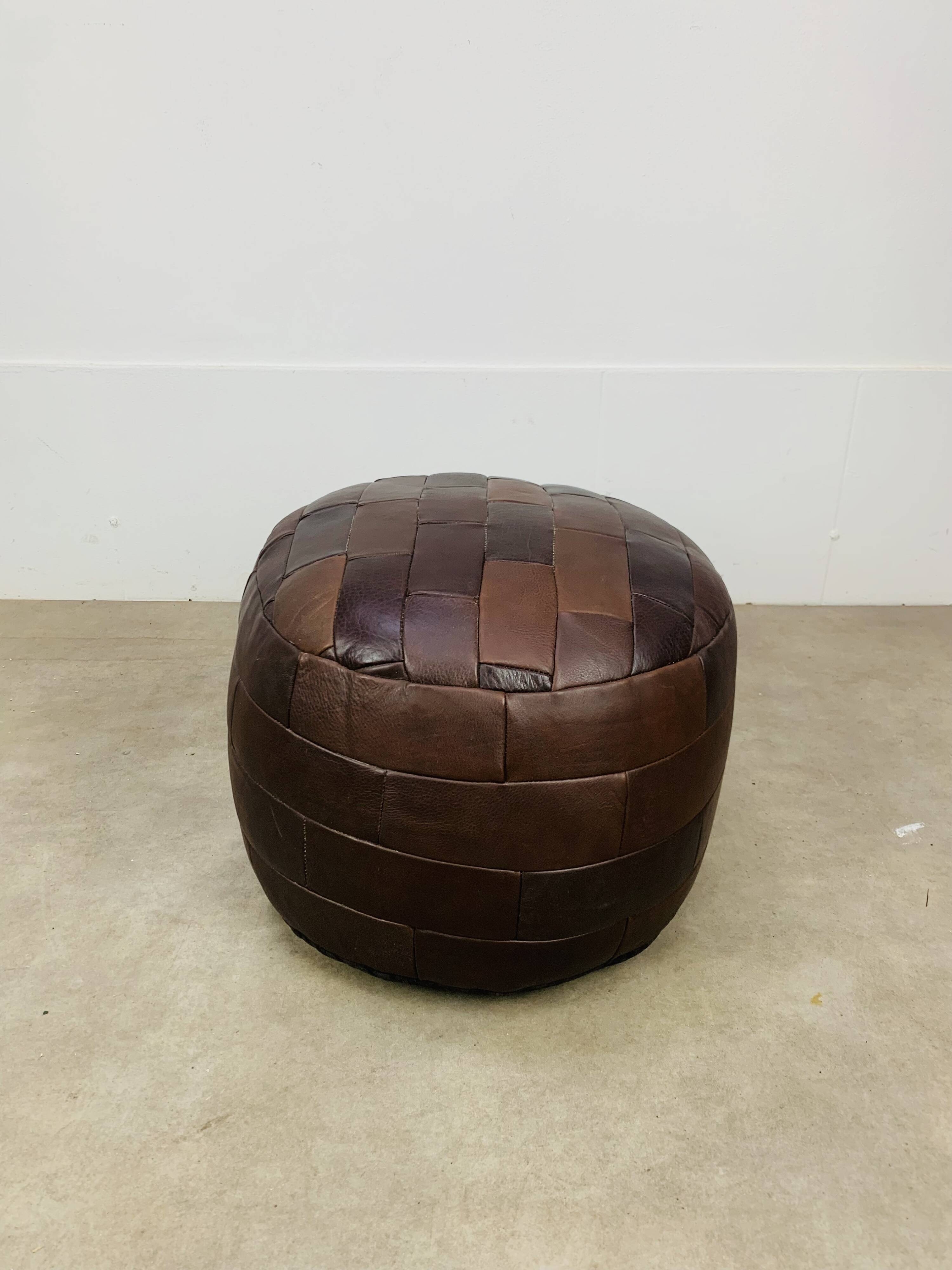 Pouf en patchwork de cuir dans le goût de De Sede, années 70