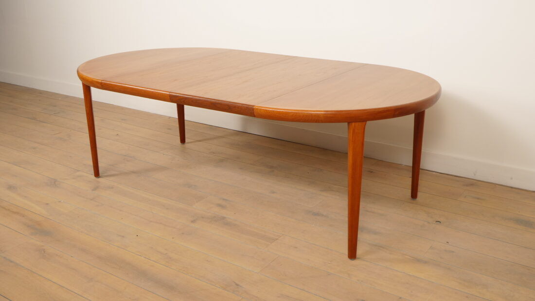 Vintage round dining table | Teak | Extendable | 120–220 cm