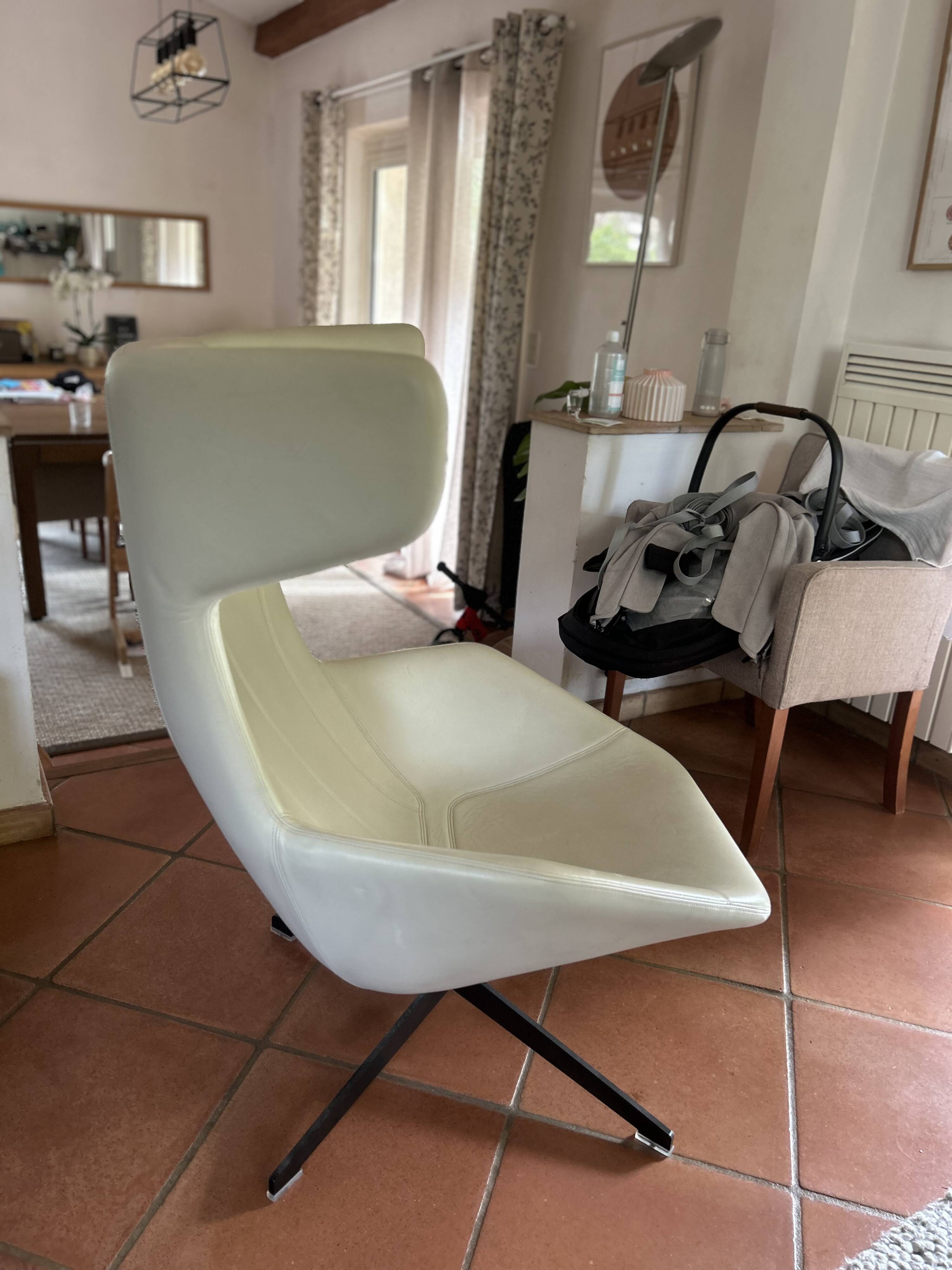 Moroso lounge chair “Take a Line” – Alfredo Häberli (Italy)