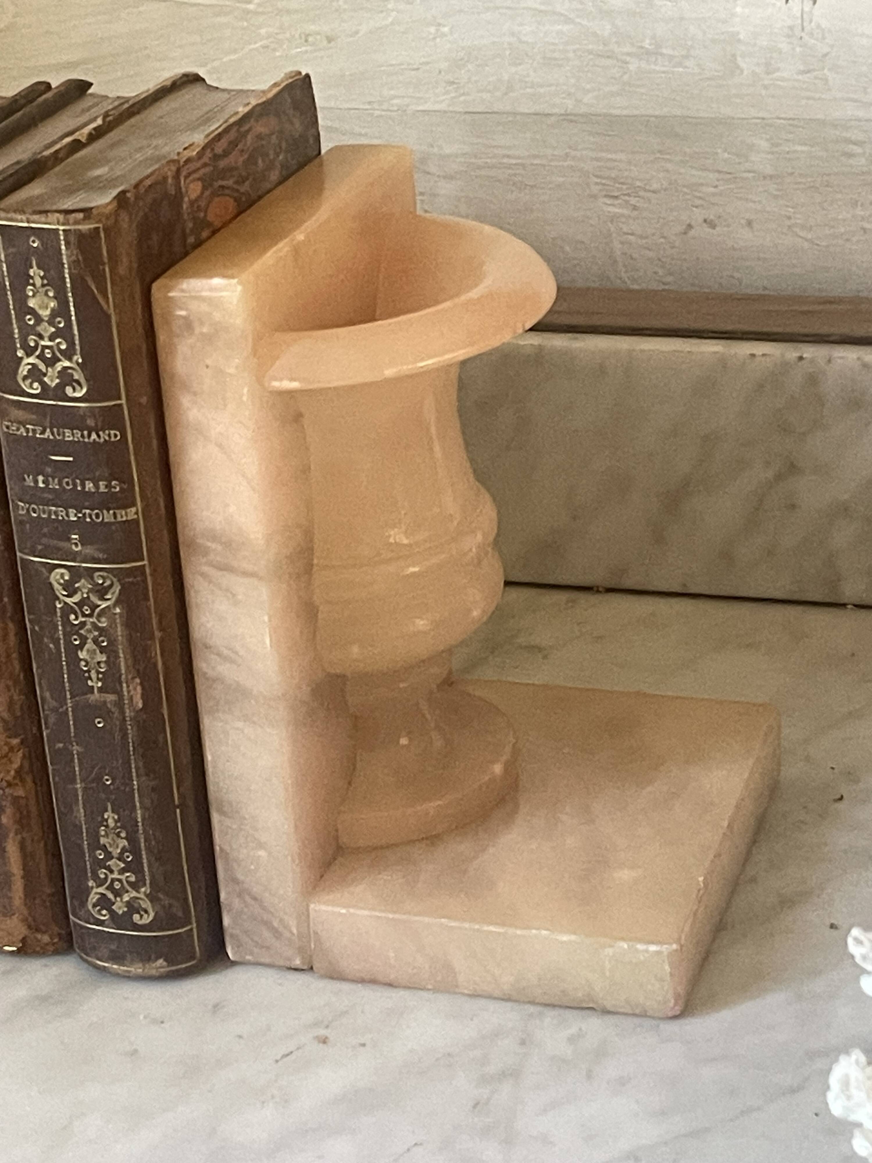 Paire de serre-livres vintage vase Médicis en onyx rose