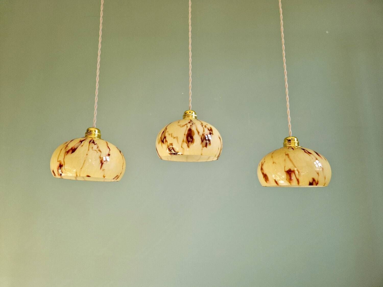 Trio of Art Deco pendant lights in marbled opaline glass, 1920s-30s