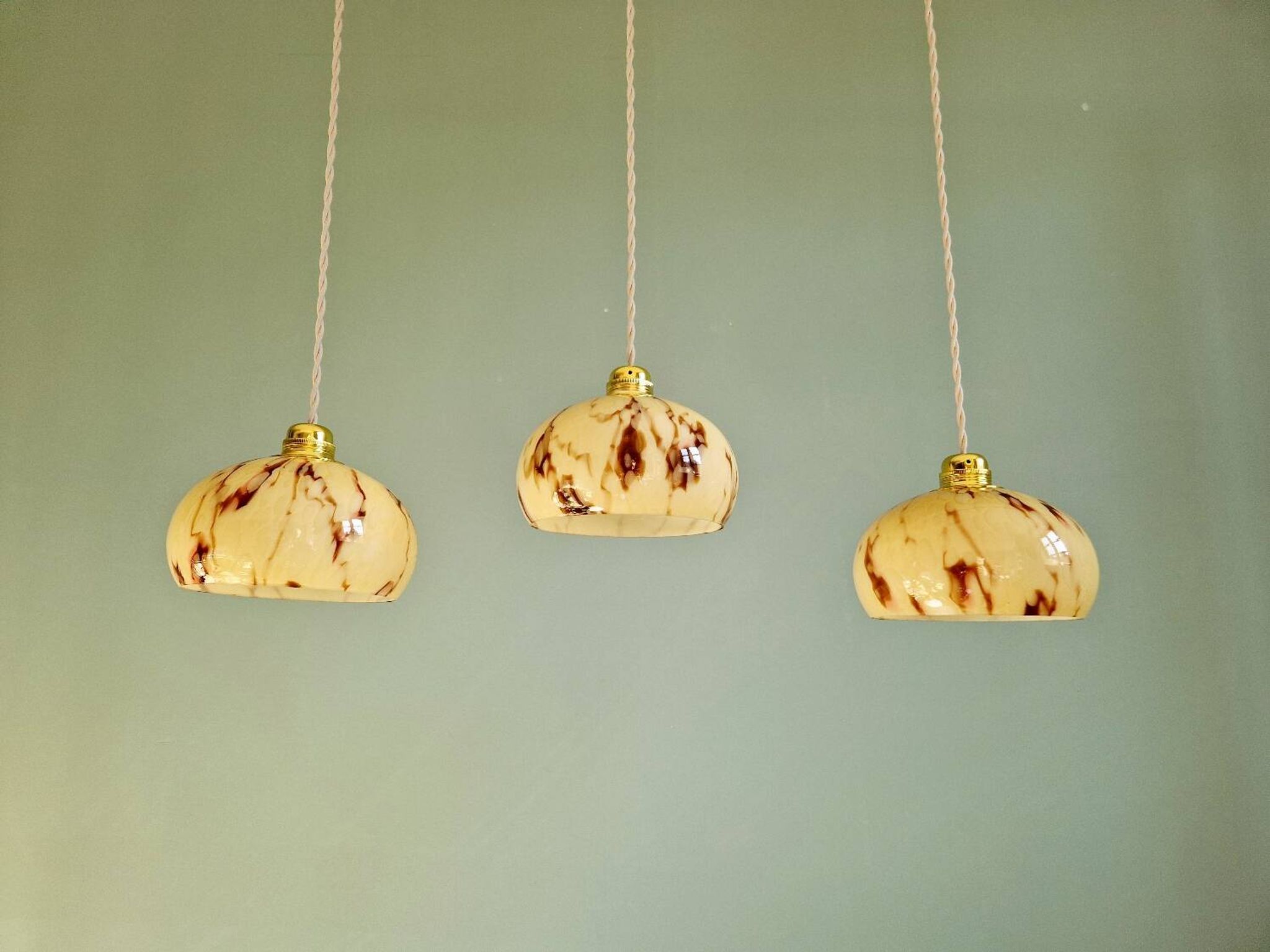 Trio of Art Deco pendant lights in marbled opaline glass, 1920s-30s