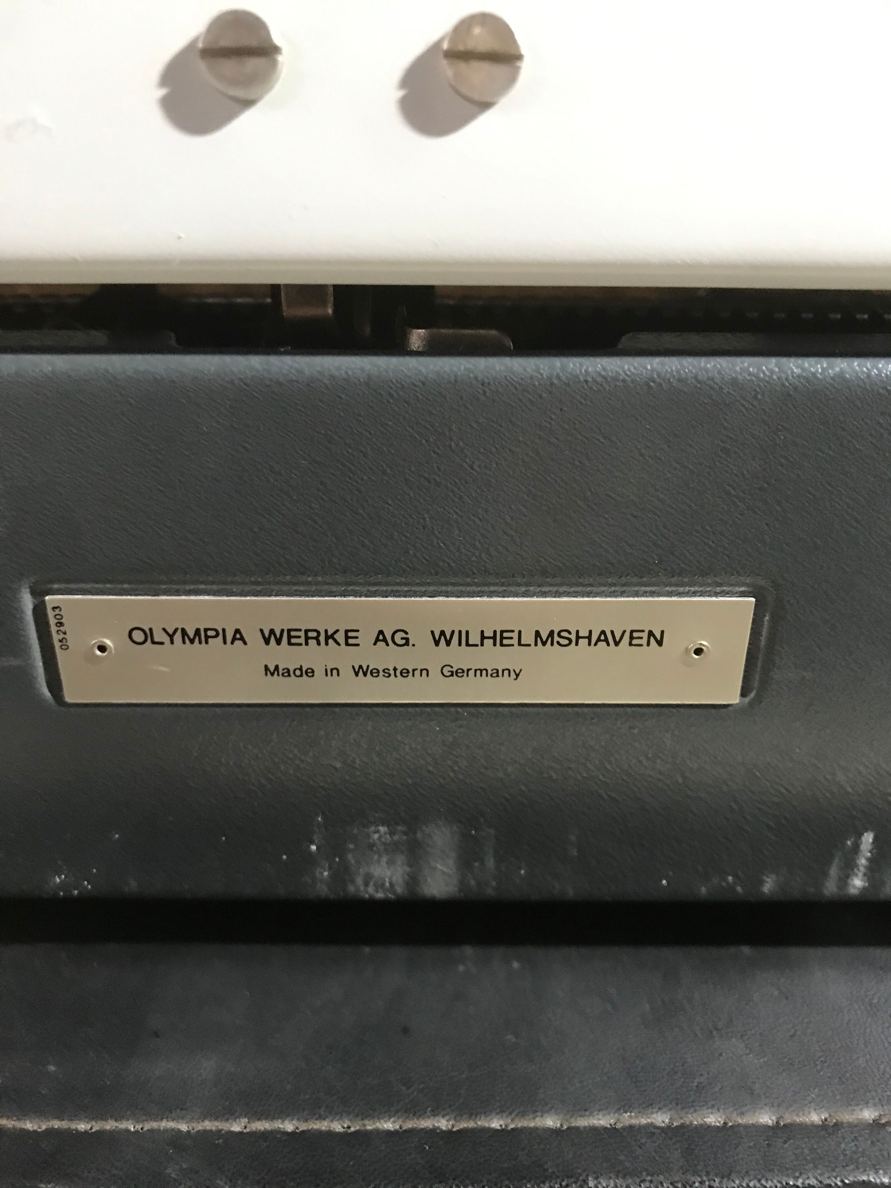 Machine à ecrire Olympia métal gris avec malle noire germany vintage