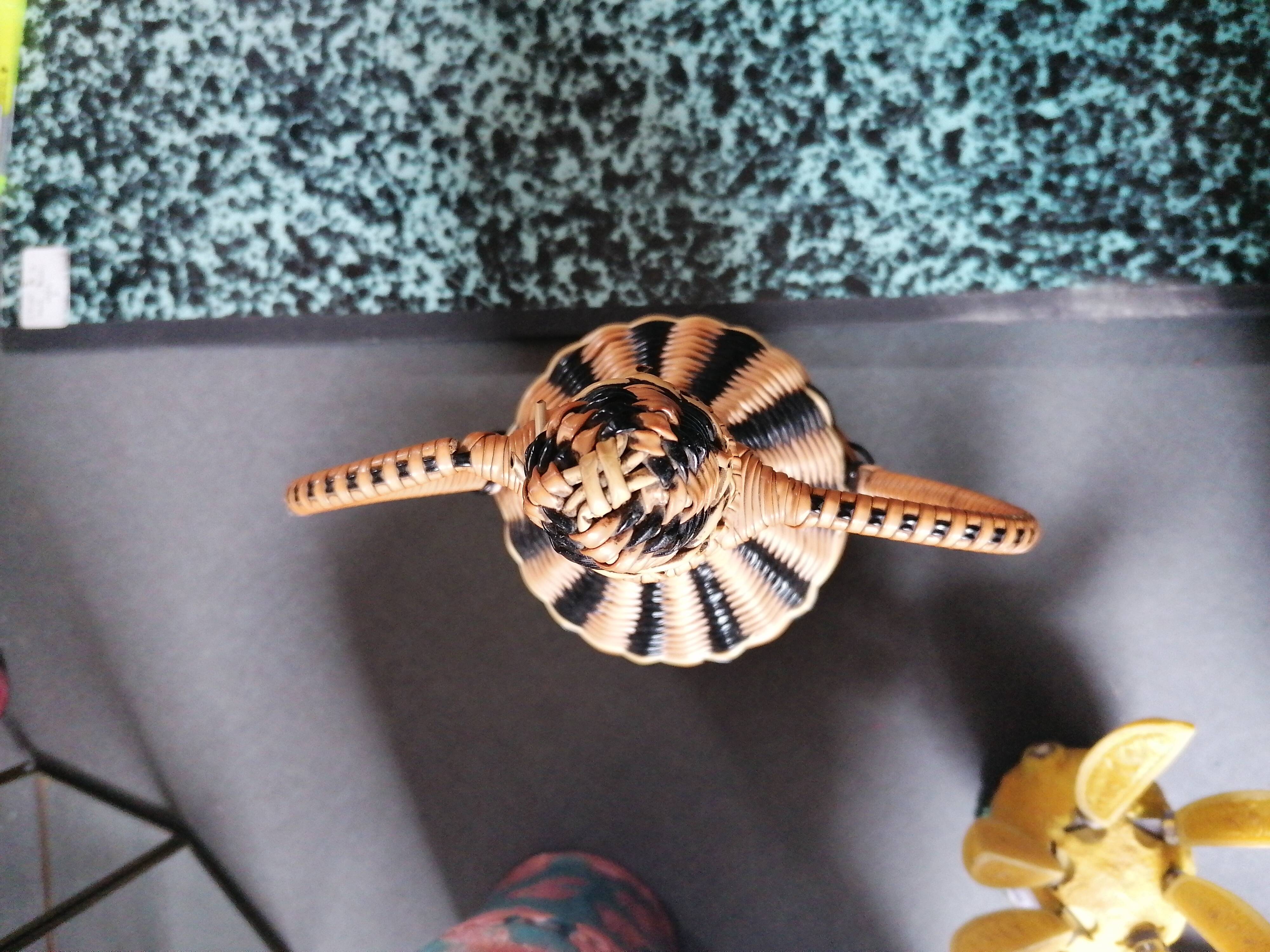 Black and orange scoubidou bottle