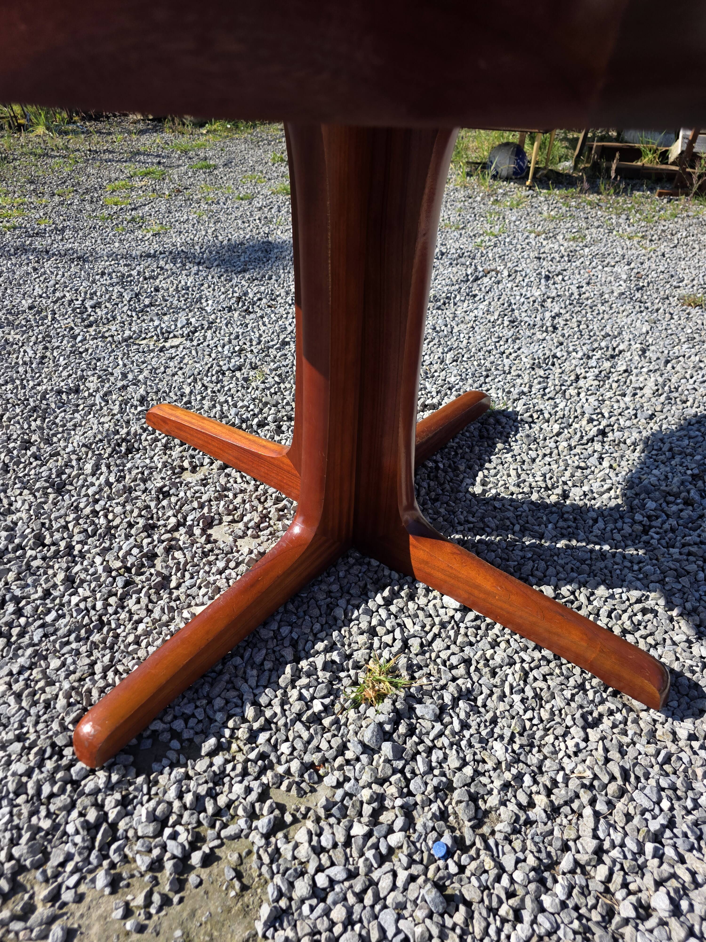 Baumann extendable table in teak from the 1960s.