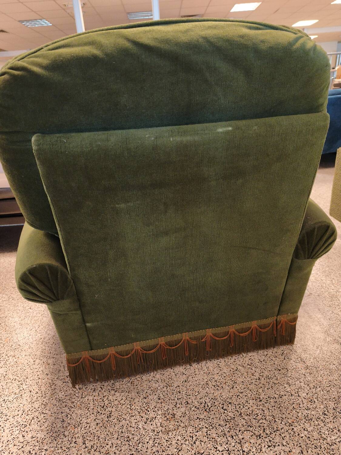 Olive green crapaud armchair L’olive