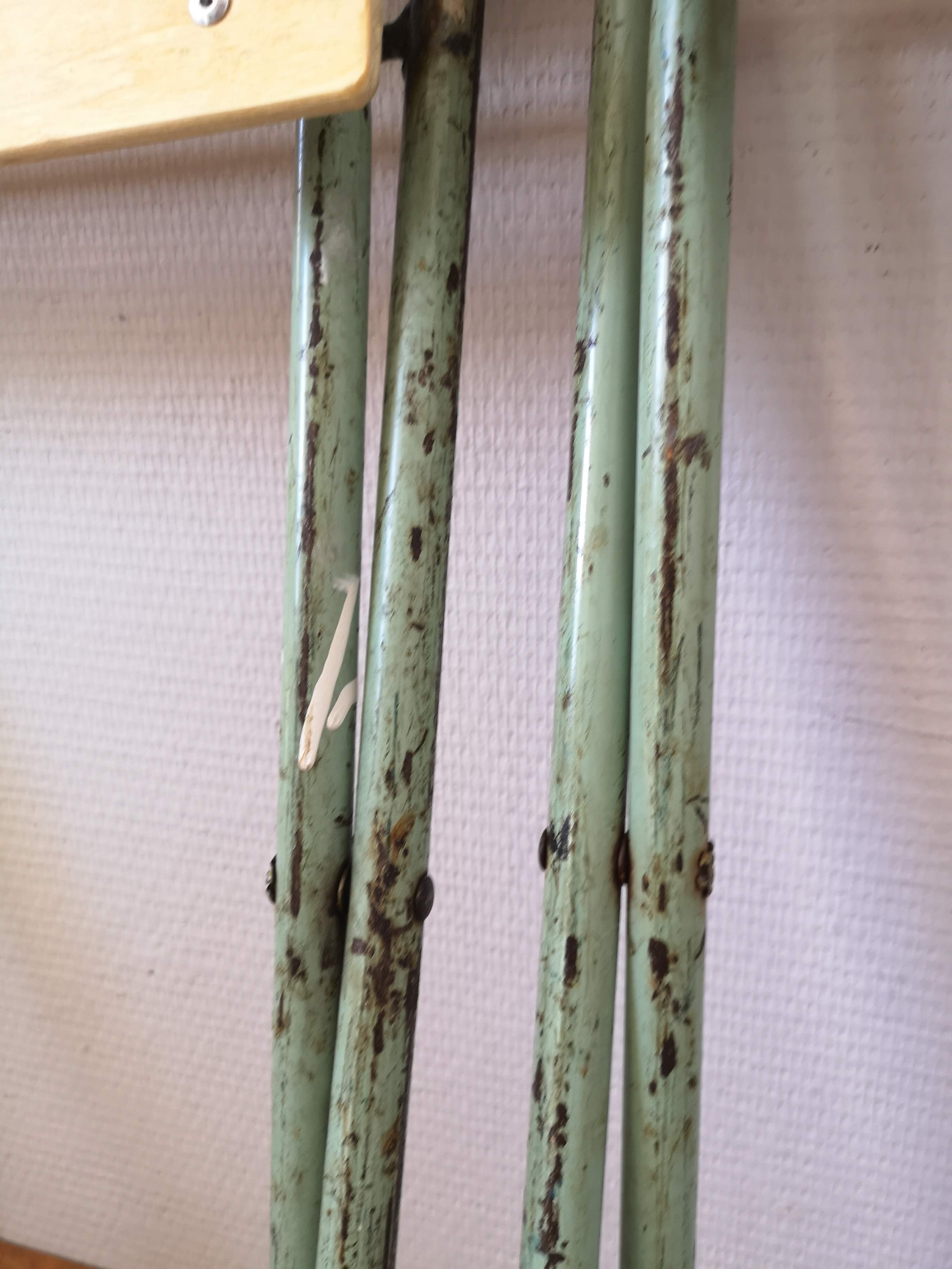 Set of 6 green folding chairs