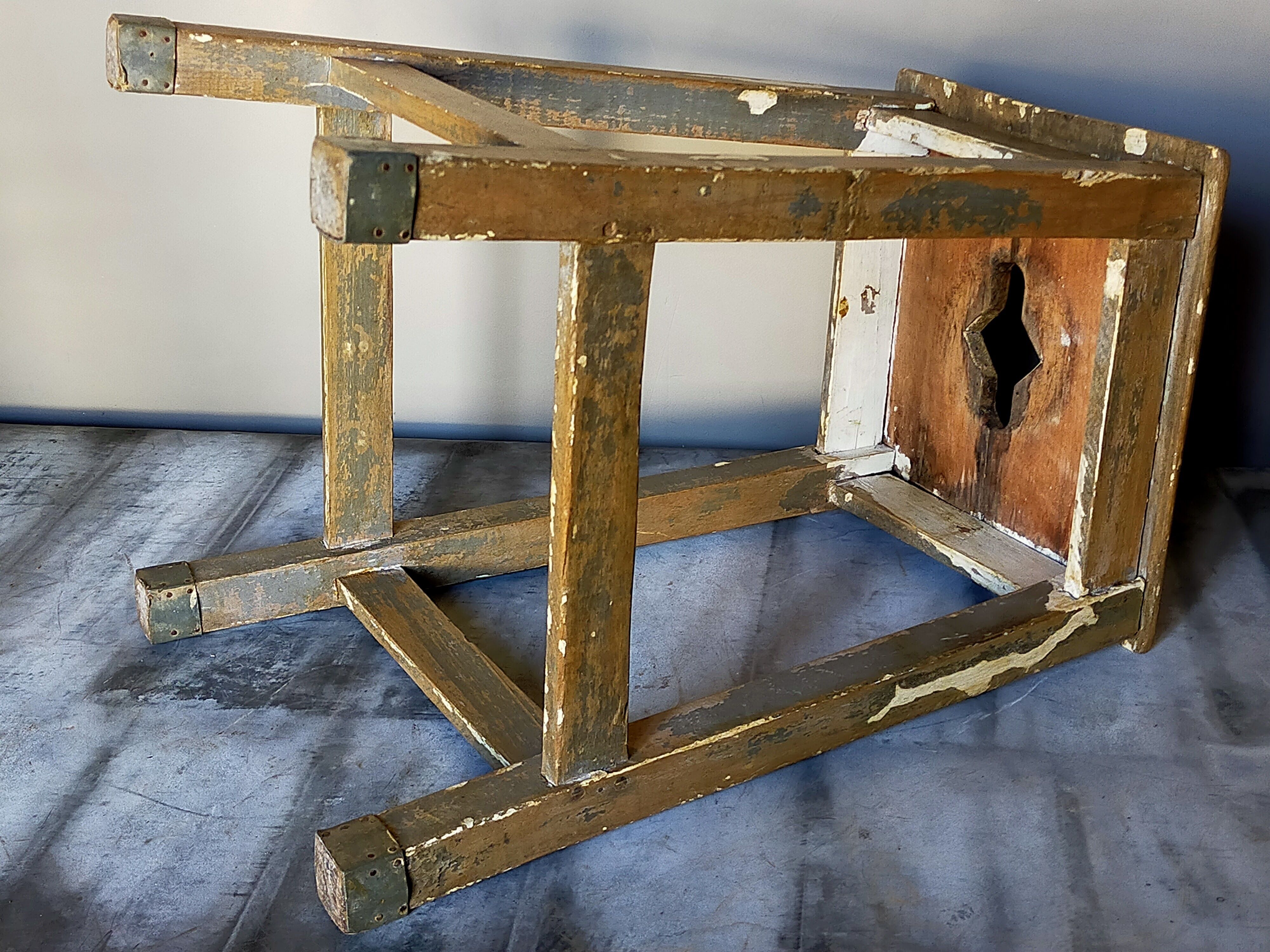 Tabouret d'atelier ancien à poignée