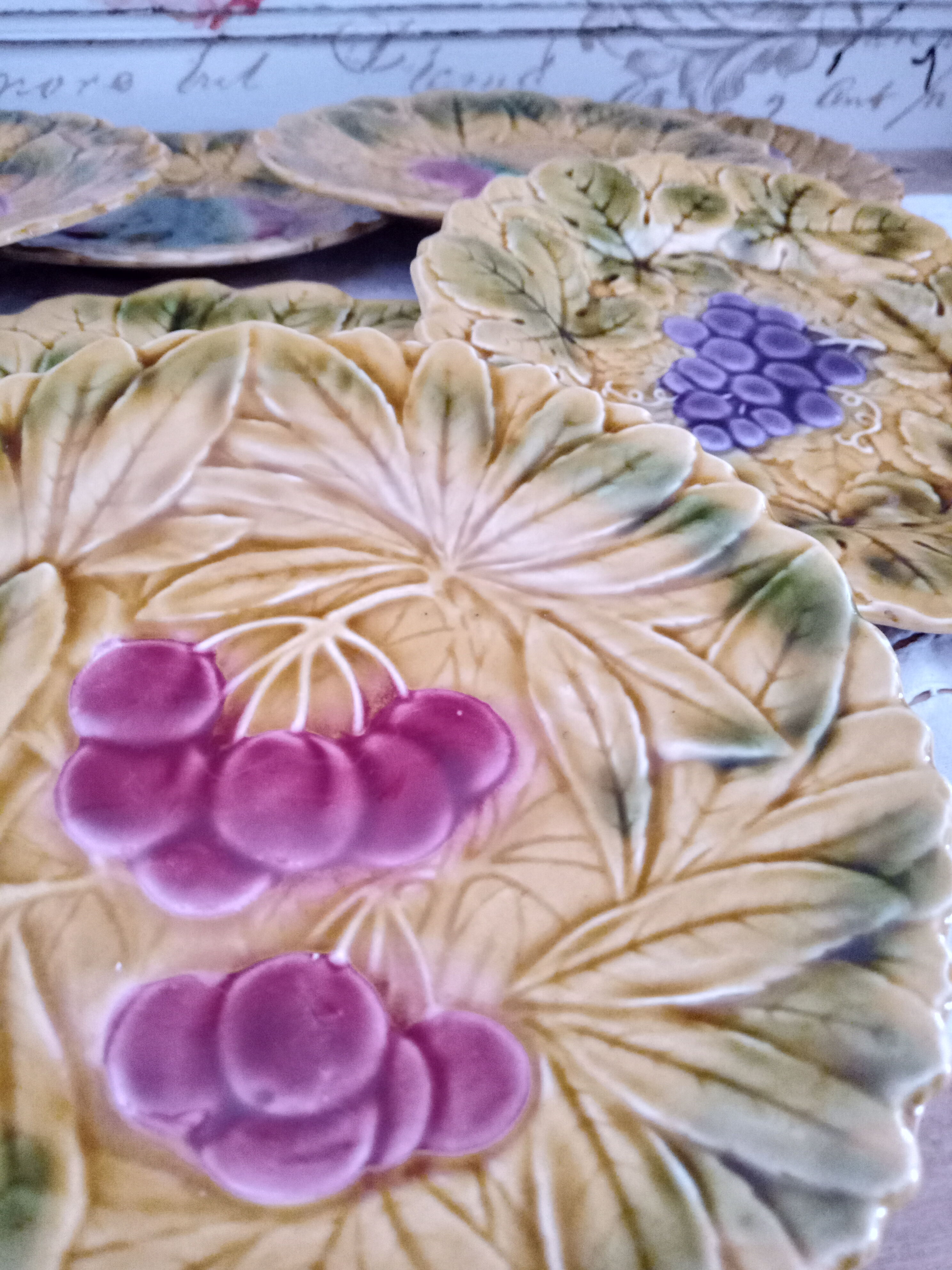 Lot de 9 assiettes à dessert en barbotine Sarreguemines France décor fruits