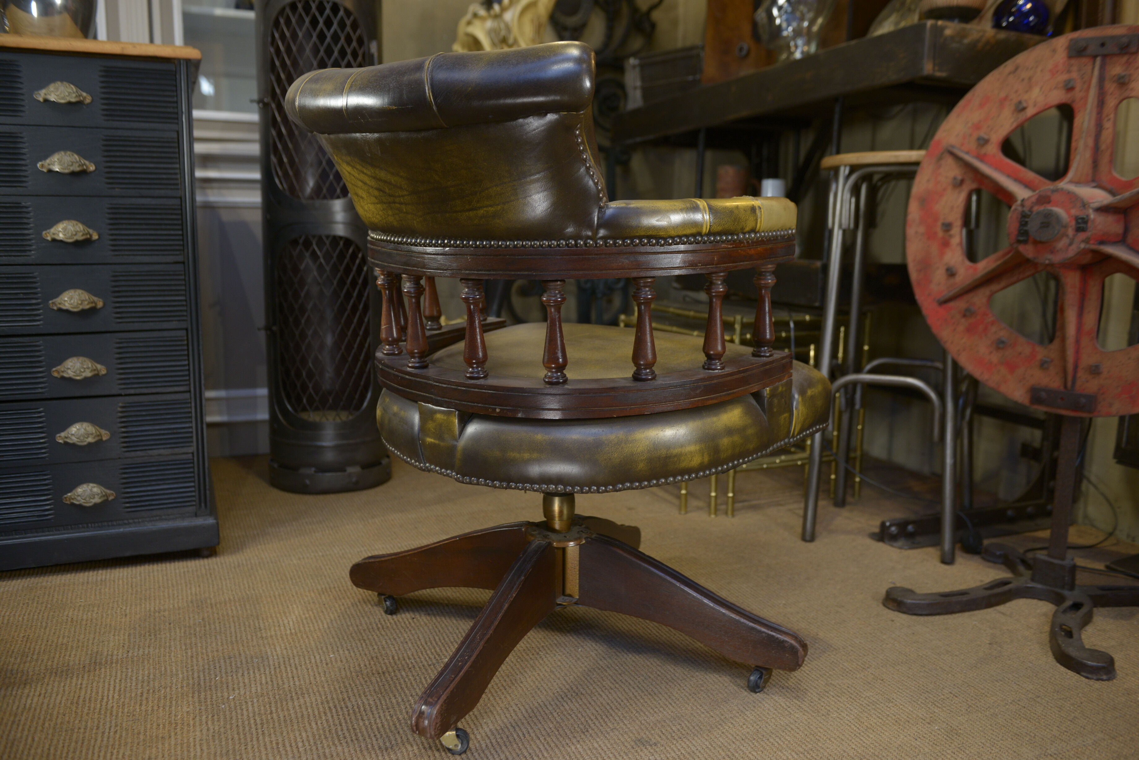Fauteuil de bureau tournant en acajou et cuir capitonné , des années 1960
