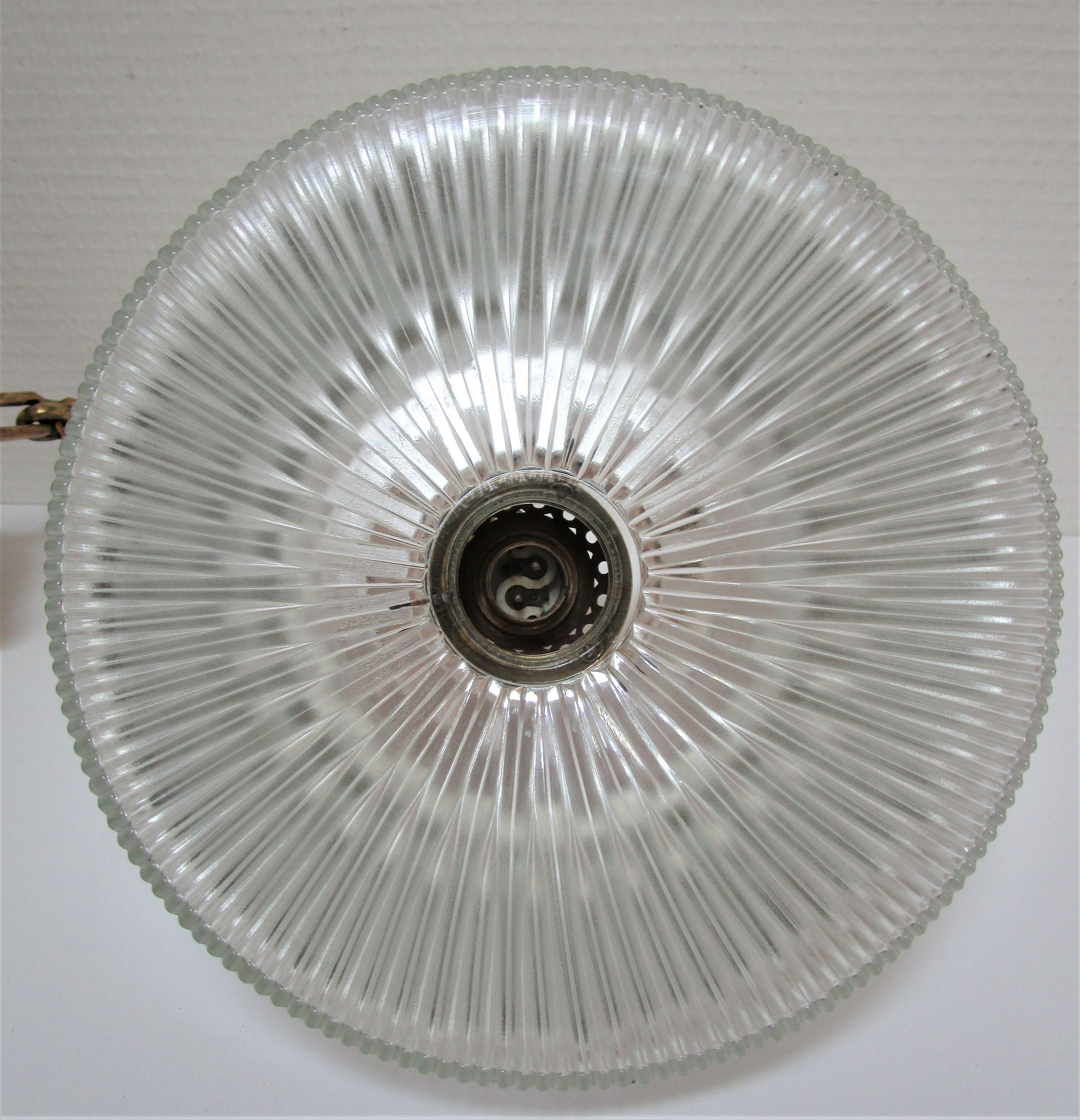 Suspension verre Holophane et laiton doré patiné vintage