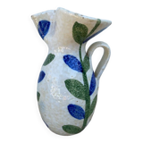 Grand pichet blanc à motif végétal vert et bleu
