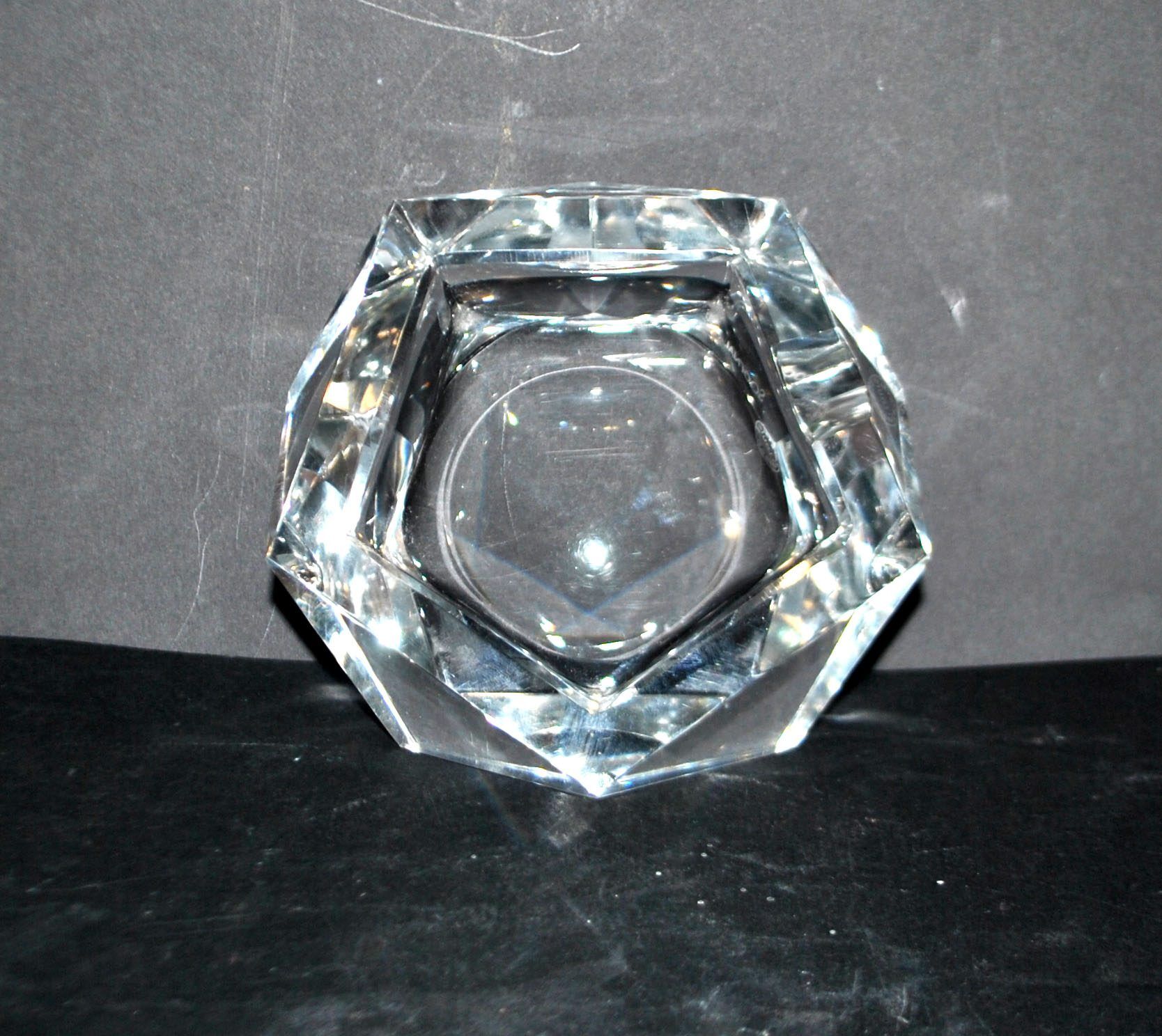 Faceted cut crystal ashtray signed SAINT-LOUIS