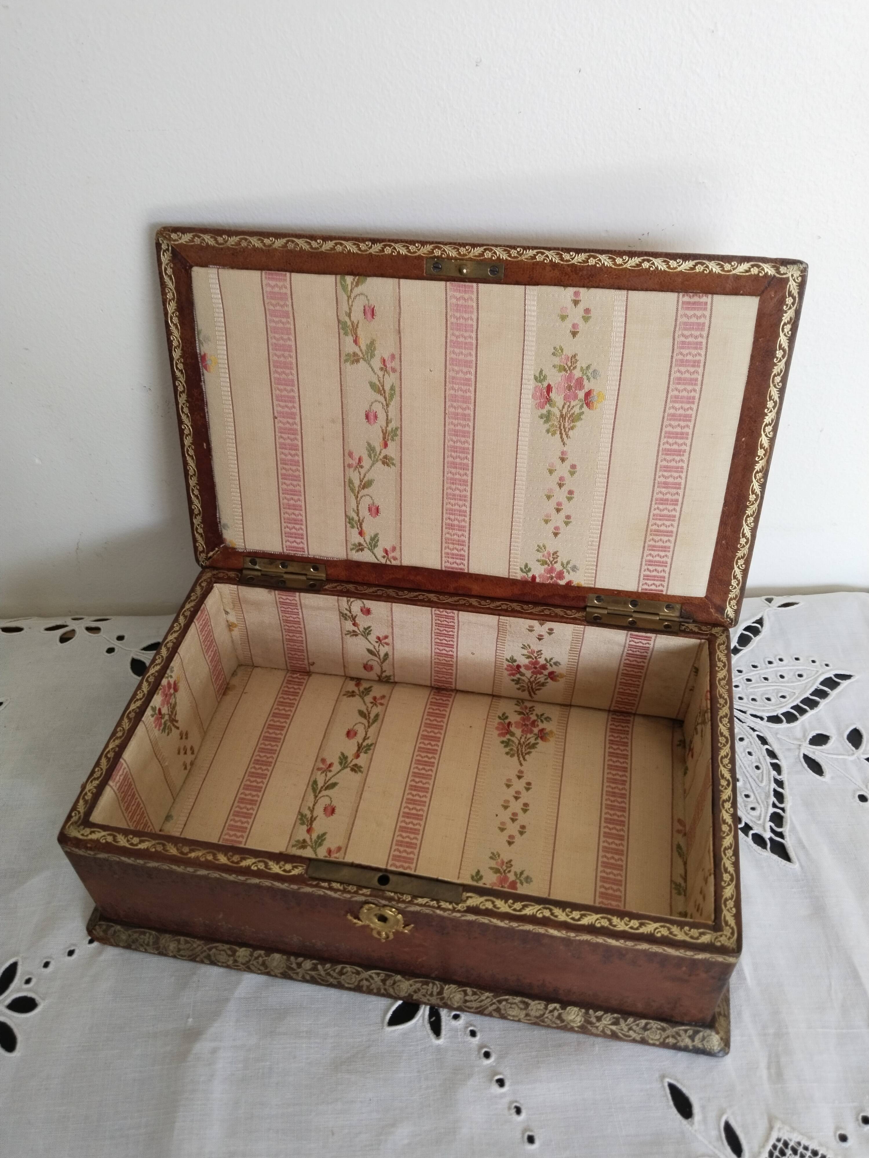 Box, wooden and leather case