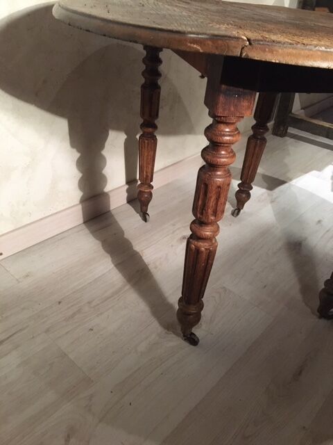 Round table old solid oak wheels 2 extensions folding sides