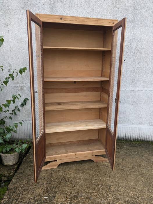 Armoire parisienne grillagée