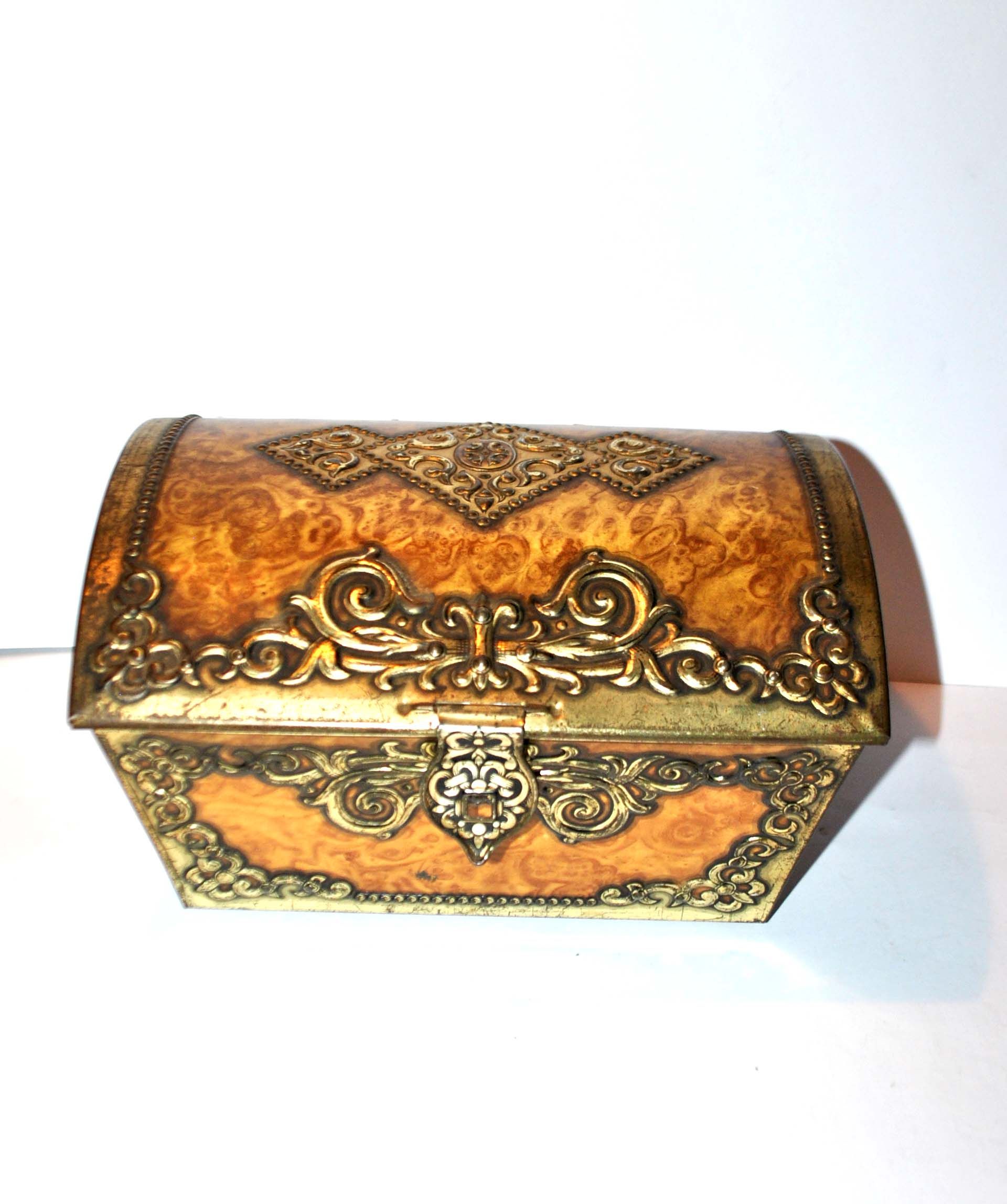 Antique biscuit box in golden sheet - Victoria metal box